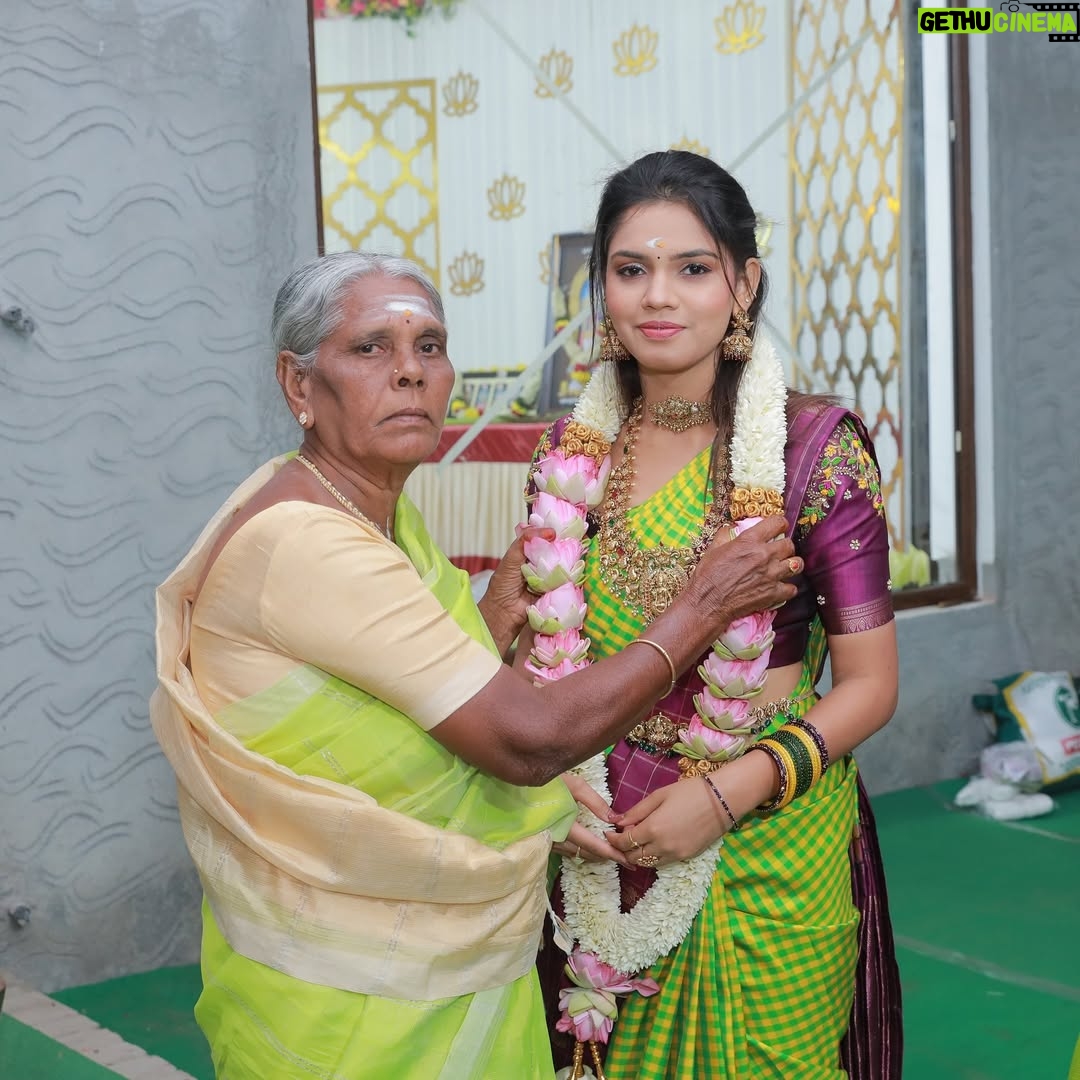 Pranika Dhakshu - 76.8K Likes - அம்மாச்சி வீடு - மகிழகம் 🌸🧿

உன் பெயரால் தான் அழைக்கப்படுகிறது 
ஊருக்குள் உன் வீடு 
அப்படியே ஆகட்டும் என் வீடும் ..!!!

அம்மாச்சி வீடு இனிது , ஏனெனில்
வந்த கதை போன கதை பேசிப் பேசி வாய் 
வலிக்கத் தொடங்கும் முன்னே வயிற்றுப் பசியை
அறிந்து கொள்ள என் அம்மாச்சி வீடு இருக்கிறது
 மகிழகமாய் !!!🌸

சரி , எல்லாருக்கும் காபி தானே !!
என்று சிறப்பான காபி ஒன்றைத்  தர 
என் அம்மாச்சி (வீடு) காத்திருக்கிறாள்  உங்களுக்காக
எங்கள் மகிழகத்தில்… !!! 🌸

மணல் வீடு கட்டி விளையாடுகையில் சொந்த வீடு 
கட்டுதலின் அருமையும் பெருமையும் சொல்லி 
கனவை நனவாக்கிய 
என் அம்மாச்சி இருக்கிறாள் மகிழகத்தில் ..!!! 🌸

எப்போதும் யாரையும் வெறும் கைகளோடு
அனுப்பியே பழக்கமில்லாத அவள் , இம்முறை 
மனம் நிறைந்த அன்போடு காத்திருக்கிறாள் 
என் அம்மாச்சி உங்கள் வரவை எண்ணி மகிழகத்தில் ..!!! 🌸

கதவைத் திறந்து உள்ளே வரும் காற்றைப் போல 
விருந்தினர்களின் வருகை எண்ணி 
வாயிற்படியிலேயே காத்திருக்கின்றனர்
அன்னம் உண்ட காக்கைகளும் , 
அன்னமிட்ட அம்மாச்சியும் ..
நாங்களும்  அவர்களோடு ……..!! 🌸

என் அம்மாச்சியின் தோழமையின்  நிழலில்
இளைப்பாறக் காத்திருக்கிறோம்
மகிழகத்தில் ..!!! 🌸

 - மகிழ்மதி ரத்னாசலம் ✍️

Thank u so much for this beautiful invitation card 
@iniiyavai 🫶🏻🙏🧿

#invitationcard #housewarming