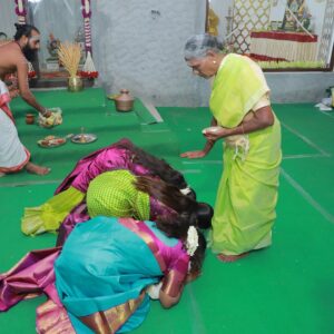 Pranika Dhakshu Instagram - அம்மாச்சி வீடு - மகிழகம் 🌸🧿

உன் பெயரால் தான் அழைக்கப்படுகிறது 
ஊருக்குள் உன் வீடு 
அப்படியே ஆகட்டும் என் வீடும் ..!!!

அம்மாச்சி வீடு இனிது , ஏனெனில்
வந்த கதை போன கதை பேசிப் பேசி வாய் 
வலிக்கத் தொடங்கும் முன்னே வயிற்றுப் பசியை
அறிந்து கொள்ள என் அம்மாச்சி வீடு இருக்கிறது
 மகிழகமாய் !!!🌸

சரி , எல்லாருக்கும் காபி தானே !!
என்று சிறப்பான காபி ஒன்றைத்  தர 
என் அம்மாச்சி (வீடு) காத்திருக்கிறாள்  உங்களுக்காக
எங்கள் மகிழகத்தில்… !!! 🌸

மணல் வீடு கட்டி விளையாடுகையில் சொந்த வீடு 
கட்டுதலின் அருமையும் பெருமையும் சொல்லி 
கனவை நனவாக்கிய 
என் அம்மாச்சி இருக்கிறாள் மகிழகத்தில் ..!!! 🌸

எப்போதும் யாரையும் வெறும் கைகளோடு
அனுப்பியே பழக்கமில்லாத அவள் , இம்முறை 
மனம் நிறைந்த அன்போடு காத்திருக்கிறாள் 
என் அம்மாச்சி உங்கள் வரவை எண்ணி மகிழகத்தில் ..!!! 🌸

கதவைத் திறந்து உள்ளே வரும் காற்றைப் போல 
விருந்தினர்களின் வருகை எண்ணி 
வாயிற்படியிலேயே காத்திருக்கின்றனர்
அன்னம் உண்ட காக்கைகளும் , 
அன்னமிட்ட அம்மாச்சியும் ..
நாங்களும்  அவர்களோடு ……..!! 🌸

என் அம்மாச்சியின் தோழமையின்  நிழலில்
இளைப்பாறக் காத்திருக்கிறோம்
மகிழகத்தில் ..!!! 🌸

 - மகிழ்மதி ரத்னாசலம் ✍️

Thank u so much for this beautiful invitation card 
@iniiyavai 🫶🏻🙏🧿

#invitationcard #housewarming
