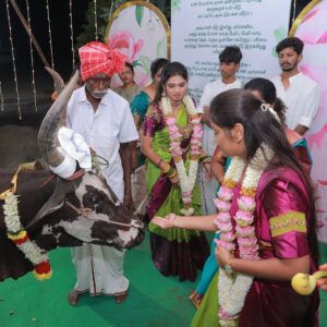 Pranika Dhakshu Instagram - அம்மாச்சி வீடு - மகிழகம் 🌸🧿

உன் பெயரால் தான் அழைக்கப்படுகிறது 
ஊருக்குள் உன் வீடு 
அப்படியே ஆகட்டும் என் வீடும் ..!!!

அம்மாச்சி வீடு இனிது , ஏனெனில்
வந்த கதை போன கதை பேசிப் பேசி வாய் 
வலிக்கத் தொடங்கும் முன்னே வயிற்றுப் பசியை
அறிந்து கொள்ள என் அம்மாச்சி வீடு இருக்கிறது
 மகிழகமாய் !!!🌸

சரி , எல்லாருக்கும் காபி தானே !!
என்று சிறப்பான காபி ஒன்றைத்  தர 
என் அம்மாச்சி (வீடு) காத்திருக்கிறாள்  உங்களுக்காக
எங்கள் மகிழகத்தில்… !!! 🌸

மணல் வீடு கட்டி விளையாடுகையில் சொந்த வீடு 
கட்டுதலின் அருமையும் பெருமையும் சொல்லி 
கனவை நனவாக்கிய 
என் அம்மாச்சி இருக்கிறாள் மகிழகத்தில் ..!!! 🌸

எப்போதும் யாரையும் வெறும் கைகளோடு
அனுப்பியே பழக்கமில்லாத அவள் , இம்முறை 
மனம் நிறைந்த அன்போடு காத்திருக்கிறாள் 
என் அம்மாச்சி உங்கள் வரவை எண்ணி மகிழகத்தில் ..!!! 🌸

கதவைத் திறந்து உள்ளே வரும் காற்றைப் போல 
விருந்தினர்களின் வருகை எண்ணி 
வாயிற்படியிலேயே காத்திருக்கின்றனர்
அன்னம் உண்ட காக்கைகளும் , 
அன்னமிட்ட அம்மாச்சியும் ..
நாங்களும்  அவர்களோடு ……..!! 🌸

என் அம்மாச்சியின் தோழமையின்  நிழலில்
இளைப்பாறக் காத்திருக்கிறோம்
மகிழகத்தில் ..!!! 🌸

 - மகிழ்மதி ரத்னாசலம் ✍️

Thank u so much for this beautiful invitation card 
@iniiyavai 🫶🏻🙏🧿

#invitationcard #housewarming