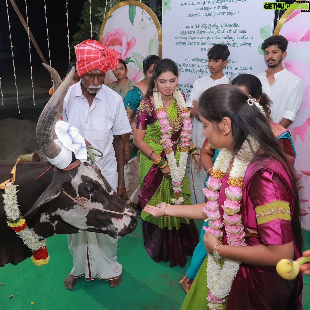 Pranika Dhakshu - 76.8K Likes - அம்மாச்சி வீடு - மகிழகம் 🌸🧿

உன் பெயரால் தான் அழைக்கப்படுகிறது 
ஊருக்குள் உன் வீடு 
அப்படியே ஆகட்டும் என் வீடும் ..!!!

அம்மாச்சி வீடு இனிது , ஏனெனில்
வந்த கதை போன கதை பேசிப் பேசி வாய் 
வலிக்கத் தொடங்கும் முன்னே வயிற்றுப் பசியை
அறிந்து கொள்ள என் அம்மாச்சி வீடு இருக்கிறது
 மகிழகமாய் !!!🌸

சரி , எல்லாருக்கும் காபி தானே !!
என்று சிறப்பான காபி ஒன்றைத்  தர 
என் அம்மாச்சி (வீடு) காத்திருக்கிறாள்  உங்களுக்காக
எங்கள் மகிழகத்தில்… !!! 🌸

மணல் வீடு கட்டி விளையாடுகையில் சொந்த வீடு 
கட்டுதலின் அருமையும் பெருமையும் சொல்லி 
கனவை நனவாக்கிய 
என் அம்மாச்சி இருக்கிறாள் மகிழகத்தில் ..!!! 🌸

எப்போதும் யாரையும் வெறும் கைகளோடு
அனுப்பியே பழக்கமில்லாத அவள் , இம்முறை 
மனம் நிறைந்த அன்போடு காத்திருக்கிறாள் 
என் அம்மாச்சி உங்கள் வரவை எண்ணி மகிழகத்தில் ..!!! 🌸

கதவைத் திறந்து உள்ளே வரும் காற்றைப் போல 
விருந்தினர்களின் வருகை எண்ணி 
வாயிற்படியிலேயே காத்திருக்கின்றனர்
அன்னம் உண்ட காக்கைகளும் , 
அன்னமிட்ட அம்மாச்சியும் ..
நாங்களும்  அவர்களோடு ……..!! 🌸

என் அம்மாச்சியின் தோழமையின்  நிழலில்
இளைப்பாறக் காத்திருக்கிறோம்
மகிழகத்தில் ..!!! 🌸

 - மகிழ்மதி ரத்னாசலம் ✍️

Thank u so much for this beautiful invitation card 
@iniiyavai 🫶🏻🙏🧿

#invitationcard #housewarming