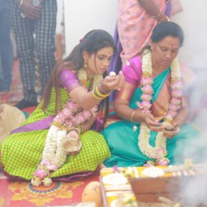 Pranika Dhakshu Instagram - அம்மாச்சி வீடு - மகிழகம் 🌸🧿

உன் பெயரால் தான் அழைக்கப்படுகிறது 
ஊருக்குள் உன் வீடு 
அப்படியே ஆகட்டும் என் வீடும் ..!!!

அம்மாச்சி வீடு இனிது , ஏனெனில்
வந்த கதை போன கதை பேசிப் பேசி வாய் 
வலிக்கத் தொடங்கும் முன்னே வயிற்றுப் பசியை
அறிந்து கொள்ள என் அம்மாச்சி வீடு இருக்கிறது
 மகிழகமாய் !!!🌸

சரி , எல்லாருக்கும் காபி தானே !!
என்று சிறப்பான காபி ஒன்றைத்  தர 
என் அம்மாச்சி (வீடு) காத்திருக்கிறாள்  உங்களுக்காக
எங்கள் மகிழகத்தில்… !!! 🌸

மணல் வீடு கட்டி விளையாடுகையில் சொந்த வீடு 
கட்டுதலின் அருமையும் பெருமையும் சொல்லி 
கனவை நனவாக்கிய 
என் அம்மாச்சி இருக்கிறாள் மகிழகத்தில் ..!!! 🌸

எப்போதும் யாரையும் வெறும் கைகளோடு
அனுப்பியே பழக்கமில்லாத அவள் , இம்முறை 
மனம் நிறைந்த அன்போடு காத்திருக்கிறாள் 
என் அம்மாச்சி உங்கள் வரவை எண்ணி மகிழகத்தில் ..!!! 🌸

கதவைத் திறந்து உள்ளே வரும் காற்றைப் போல 
விருந்தினர்களின் வருகை எண்ணி 
வாயிற்படியிலேயே காத்திருக்கின்றனர்
அன்னம் உண்ட காக்கைகளும் , 
அன்னமிட்ட அம்மாச்சியும் ..
நாங்களும்  அவர்களோடு ……..!! 🌸

என் அம்மாச்சியின் தோழமையின்  நிழலில்
இளைப்பாறக் காத்திருக்கிறோம்
மகிழகத்தில் ..!!! 🌸

 - மகிழ்மதி ரத்னாசலம் ✍️

Thank u so much for this beautiful invitation card 
@iniiyavai 🫶🏻🙏🧿

#invitationcard #housewarming