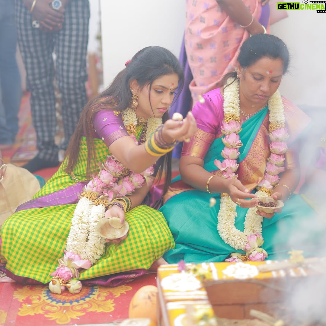 Pranika Dhakshu - 76.8K Likes - அம்மாச்சி வீடு - மகிழகம் 🌸🧿

உன் பெயரால் தான் அழைக்கப்படுகிறது 
ஊருக்குள் உன் வீடு 
அப்படியே ஆகட்டும் என் வீடும் ..!!!

அம்மாச்சி வீடு இனிது , ஏனெனில்
வந்த கதை போன கதை பேசிப் பேசி வாய் 
வலிக்கத் தொடங்கும் முன்னே வயிற்றுப் பசியை
அறிந்து கொள்ள என் அம்மாச்சி வீடு இருக்கிறது
 மகிழகமாய் !!!🌸

சரி , எல்லாருக்கும் காபி தானே !!
என்று சிறப்பான காபி ஒன்றைத்  தர 
என் அம்மாச்சி (வீடு) காத்திருக்கிறாள்  உங்களுக்காக
எங்கள் மகிழகத்தில்… !!! 🌸

மணல் வீடு கட்டி விளையாடுகையில் சொந்த வீடு 
கட்டுதலின் அருமையும் பெருமையும் சொல்லி 
கனவை நனவாக்கிய 
என் அம்மாச்சி இருக்கிறாள் மகிழகத்தில் ..!!! 🌸

எப்போதும் யாரையும் வெறும் கைகளோடு
அனுப்பியே பழக்கமில்லாத அவள் , இம்முறை 
மனம் நிறைந்த அன்போடு காத்திருக்கிறாள் 
என் அம்மாச்சி உங்கள் வரவை எண்ணி மகிழகத்தில் ..!!! 🌸

கதவைத் திறந்து உள்ளே வரும் காற்றைப் போல 
விருந்தினர்களின் வருகை எண்ணி 
வாயிற்படியிலேயே காத்திருக்கின்றனர்
அன்னம் உண்ட காக்கைகளும் , 
அன்னமிட்ட அம்மாச்சியும் ..
நாங்களும்  அவர்களோடு ……..!! 🌸

என் அம்மாச்சியின் தோழமையின்  நிழலில்
இளைப்பாறக் காத்திருக்கிறோம்
மகிழகத்தில் ..!!! 🌸

 - மகிழ்மதி ரத்னாசலம் ✍️

Thank u so much for this beautiful invitation card 
@iniiyavai 🫶🏻🙏🧿

#invitationcard #housewarming