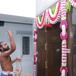 Pranika Dhakshu Instagram - அம்மாச்சி வீடு - மகிழகம் 🌸🧿

உன் பெயரால் தான் அழைக்கப்படுகிறது 
ஊருக்குள் உன் வீடு 
அப்படியே ஆகட்டும் என் வீடும் ..!!!

அம்மாச்சி வீடு இனிது , ஏனெனில்
வந்த கதை போன கதை பேசிப் பேசி வாய் 
வலிக்கத் தொடங்கும் முன்னே வயிற்றுப் பசியை
அறிந்து கொள்ள என் அம்மாச்சி வீடு இருக்கிறது
 மகிழகமாய் !!!🌸

சரி , எல்லாருக்கும் காபி தானே !!
என்று சிறப்பான காபி ஒன்றைத்  தர 
என் அம்மாச்சி (வீடு) காத்திருக்கிறாள்  உங்களுக்காக
எங்கள் மகிழகத்தில்… !!! 🌸

மணல் வீடு கட்டி விளையாடுகையில் சொந்த வீடு 
கட்டுதலின் அருமையும் பெருமையும் சொல்லி 
கனவை நனவாக்கிய 
என் அம்மாச்சி இருக்கிறாள் மகிழகத்தில் ..!!! 🌸

எப்போதும் யாரையும் வெறும் கைகளோடு
அனுப்பியே பழக்கமில்லாத அவள் , இம்முறை 
மனம் நிறைந்த அன்போடு காத்திருக்கிறாள் 
என் அம்மாச்சி உங்கள் வரவை எண்ணி மகிழகத்தில் ..!!! 🌸

கதவைத் திறந்து உள்ளே வரும் காற்றைப் போல 
விருந்தினர்களின் வருகை எண்ணி 
வாயிற்படியிலேயே காத்திருக்கின்றனர்
அன்னம் உண்ட காக்கைகளும் , 
அன்னமிட்ட அம்மாச்சியும் ..
நாங்களும்  அவர்களோடு ……..!! 🌸

என் அம்மாச்சியின் தோழமையின்  நிழலில்
இளைப்பாறக் காத்திருக்கிறோம்
மகிழகத்தில் ..!!! 🌸

 - மகிழ்மதி ரத்னாசலம் ✍️

Thank u so much for this beautiful invitation card 
@iniiyavai 🫶🏻🙏🧿

#invitationcard #housewarming
