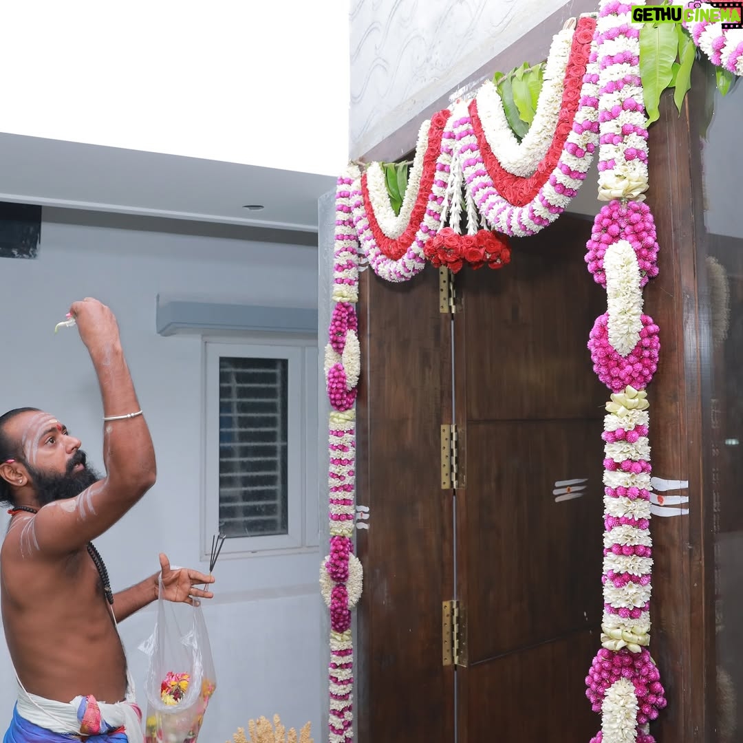 Pranika Dhakshu - 76.8K Likes - அம்மாச்சி வீடு - மகிழகம் 🌸🧿

உன் பெயரால் தான் அழைக்கப்படுகிறது 
ஊருக்குள் உன் வீடு 
அப்படியே ஆகட்டும் என் வீடும் ..!!!

அம்மாச்சி வீடு இனிது , ஏனெனில்
வந்த கதை போன கதை பேசிப் பேசி வாய் 
வலிக்கத் தொடங்கும் முன்னே வயிற்றுப் பசியை
அறிந்து கொள்ள என் அம்மாச்சி வீடு இருக்கிறது
 மகிழகமாய் !!!🌸

சரி , எல்லாருக்கும் காபி தானே !!
என்று சிறப்பான காபி ஒன்றைத்  தர 
என் அம்மாச்சி (வீடு) காத்திருக்கிறாள்  உங்களுக்காக
எங்கள் மகிழகத்தில்… !!! 🌸

மணல் வீடு கட்டி விளையாடுகையில் சொந்த வீடு 
கட்டுதலின் அருமையும் பெருமையும் சொல்லி 
கனவை நனவாக்கிய 
என் அம்மாச்சி இருக்கிறாள் மகிழகத்தில் ..!!! 🌸

எப்போதும் யாரையும் வெறும் கைகளோடு
அனுப்பியே பழக்கமில்லாத அவள் , இம்முறை 
மனம் நிறைந்த அன்போடு காத்திருக்கிறாள் 
என் அம்மாச்சி உங்கள் வரவை எண்ணி மகிழகத்தில் ..!!! 🌸

கதவைத் திறந்து உள்ளே வரும் காற்றைப் போல 
விருந்தினர்களின் வருகை எண்ணி 
வாயிற்படியிலேயே காத்திருக்கின்றனர்
அன்னம் உண்ட காக்கைகளும் , 
அன்னமிட்ட அம்மாச்சியும் ..
நாங்களும்  அவர்களோடு ……..!! 🌸

என் அம்மாச்சியின் தோழமையின்  நிழலில்
இளைப்பாறக் காத்திருக்கிறோம்
மகிழகத்தில் ..!!! 🌸

 - மகிழ்மதி ரத்னாசலம் ✍️

Thank u so much for this beautiful invitation card 
@iniiyavai 🫶🏻🙏🧿

#invitationcard #housewarming