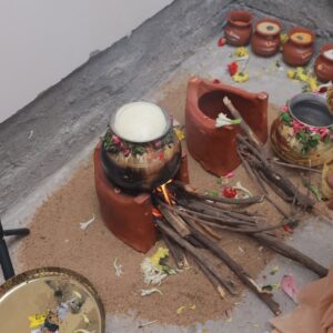 Pranika Dhakshu Instagram - அம்மாச்சி வீடு - மகிழகம் 🌸🧿

உன் பெயரால் தான் அழைக்கப்படுகிறது 
ஊருக்குள் உன் வீடு 
அப்படியே ஆகட்டும் என் வீடும் ..!!!

அம்மாச்சி வீடு இனிது , ஏனெனில்
வந்த கதை போன கதை பேசிப் பேசி வாய் 
வலிக்கத் தொடங்கும் முன்னே வயிற்றுப் பசியை
அறிந்து கொள்ள என் அம்மாச்சி வீடு இருக்கிறது
 மகிழகமாய் !!!🌸

சரி , எல்லாருக்கும் காபி தானே !!
என்று சிறப்பான காபி ஒன்றைத்  தர 
என் அம்மாச்சி (வீடு) காத்திருக்கிறாள்  உங்களுக்காக
எங்கள் மகிழகத்தில்… !!! 🌸

மணல் வீடு கட்டி விளையாடுகையில் சொந்த வீடு 
கட்டுதலின் அருமையும் பெருமையும் சொல்லி 
கனவை நனவாக்கிய 
என் அம்மாச்சி இருக்கிறாள் மகிழகத்தில் ..!!! 🌸

எப்போதும் யாரையும் வெறும் கைகளோடு
அனுப்பியே பழக்கமில்லாத அவள் , இம்முறை 
மனம் நிறைந்த அன்போடு காத்திருக்கிறாள் 
என் அம்மாச்சி உங்கள் வரவை எண்ணி மகிழகத்தில் ..!!! 🌸

கதவைத் திறந்து உள்ளே வரும் காற்றைப் போல 
விருந்தினர்களின் வருகை எண்ணி 
வாயிற்படியிலேயே காத்திருக்கின்றனர்
அன்னம் உண்ட காக்கைகளும் , 
அன்னமிட்ட அம்மாச்சியும் ..
நாங்களும்  அவர்களோடு ……..!! 🌸

என் அம்மாச்சியின் தோழமையின்  நிழலில்
இளைப்பாறக் காத்திருக்கிறோம்
மகிழகத்தில் ..!!! 🌸

 - மகிழ்மதி ரத்னாசலம் ✍️

Thank u so much for this beautiful invitation card 
@iniiyavai 🫶🏻🙏🧿

#invitationcard #housewarming