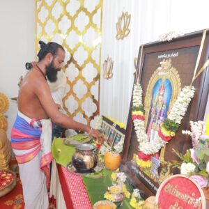 Pranika Dhakshu Instagram - அம்மாச்சி வீடு - மகிழகம் 🌸🧿

உன் பெயரால் தான் அழைக்கப்படுகிறது 
ஊருக்குள் உன் வீடு 
அப்படியே ஆகட்டும் என் வீடும் ..!!!

அம்மாச்சி வீடு இனிது , ஏனெனில்
வந்த கதை போன கதை பேசிப் பேசி வாய் 
வலிக்கத் தொடங்கும் முன்னே வயிற்றுப் பசியை
அறிந்து கொள்ள என் அம்மாச்சி வீடு இருக்கிறது
 மகிழகமாய் !!!🌸

சரி , எல்லாருக்கும் காபி தானே !!
என்று சிறப்பான காபி ஒன்றைத்  தர 
என் அம்மாச்சி (வீடு) காத்திருக்கிறாள்  உங்களுக்காக
எங்கள் மகிழகத்தில்… !!! 🌸

மணல் வீடு கட்டி விளையாடுகையில் சொந்த வீடு 
கட்டுதலின் அருமையும் பெருமையும் சொல்லி 
கனவை நனவாக்கிய 
என் அம்மாச்சி இருக்கிறாள் மகிழகத்தில் ..!!! 🌸

எப்போதும் யாரையும் வெறும் கைகளோடு
அனுப்பியே பழக்கமில்லாத அவள் , இம்முறை 
மனம் நிறைந்த அன்போடு காத்திருக்கிறாள் 
என் அம்மாச்சி உங்கள் வரவை எண்ணி மகிழகத்தில் ..!!! 🌸

கதவைத் திறந்து உள்ளே வரும் காற்றைப் போல 
விருந்தினர்களின் வருகை எண்ணி 
வாயிற்படியிலேயே காத்திருக்கின்றனர்
அன்னம் உண்ட காக்கைகளும் , 
அன்னமிட்ட அம்மாச்சியும் ..
நாங்களும்  அவர்களோடு ……..!! 🌸

என் அம்மாச்சியின் தோழமையின்  நிழலில்
இளைப்பாறக் காத்திருக்கிறோம்
மகிழகத்தில் ..!!! 🌸

 - மகிழ்மதி ரத்னாசலம் ✍️

Thank u so much for this beautiful invitation card 
@iniiyavai 🫶🏻🙏🧿

#invitationcard #housewarming