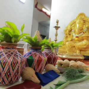 Pranika Dhakshu Instagram - அம்மாச்சி வீடு - மகிழகம் 🌸🧿

உன் பெயரால் தான் அழைக்கப்படுகிறது 
ஊருக்குள் உன் வீடு 
அப்படியே ஆகட்டும் என் வீடும் ..!!!

அம்மாச்சி வீடு இனிது , ஏனெனில்
வந்த கதை போன கதை பேசிப் பேசி வாய் 
வலிக்கத் தொடங்கும் முன்னே வயிற்றுப் பசியை
அறிந்து கொள்ள என் அம்மாச்சி வீடு இருக்கிறது
 மகிழகமாய் !!!🌸

சரி , எல்லாருக்கும் காபி தானே !!
என்று சிறப்பான காபி ஒன்றைத்  தர 
என் அம்மாச்சி (வீடு) காத்திருக்கிறாள்  உங்களுக்காக
எங்கள் மகிழகத்தில்… !!! 🌸

மணல் வீடு கட்டி விளையாடுகையில் சொந்த வீடு 
கட்டுதலின் அருமையும் பெருமையும் சொல்லி 
கனவை நனவாக்கிய 
என் அம்மாச்சி இருக்கிறாள் மகிழகத்தில் ..!!! 🌸

எப்போதும் யாரையும் வெறும் கைகளோடு
அனுப்பியே பழக்கமில்லாத அவள் , இம்முறை 
மனம் நிறைந்த அன்போடு காத்திருக்கிறாள் 
என் அம்மாச்சி உங்கள் வரவை எண்ணி மகிழகத்தில் ..!!! 🌸

கதவைத் திறந்து உள்ளே வரும் காற்றைப் போல 
விருந்தினர்களின் வருகை எண்ணி 
வாயிற்படியிலேயே காத்திருக்கின்றனர்
அன்னம் உண்ட காக்கைகளும் , 
அன்னமிட்ட அம்மாச்சியும் ..
நாங்களும்  அவர்களோடு ……..!! 🌸

என் அம்மாச்சியின் தோழமையின்  நிழலில்
இளைப்பாறக் காத்திருக்கிறோம்
மகிழகத்தில் ..!!! 🌸

 - மகிழ்மதி ரத்னாசலம் ✍️

Thank u so much for this beautiful invitation card 
@iniiyavai 🫶🏻🙏🧿

#invitationcard #housewarming