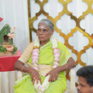 Pranika Dhakshu Instagram - அம்மாச்சி வீடு - மகிழகம் 🌸🧿

உன் பெயரால் தான் அழைக்கப்படுகிறது 
ஊருக்குள் உன் வீடு 
அப்படியே ஆகட்டும் என் வீடும் ..!!!

அம்மாச்சி வீடு இனிது , ஏனெனில்
வந்த கதை போன கதை பேசிப் பேசி வாய் 
வலிக்கத் தொடங்கும் முன்னே வயிற்றுப் பசியை
அறிந்து கொள்ள என் அம்மாச்சி வீடு இருக்கிறது
 மகிழகமாய் !!!🌸

சரி , எல்லாருக்கும் காபி தானே !!
என்று சிறப்பான காபி ஒன்றைத்  தர 
என் அம்மாச்சி (வீடு) காத்திருக்கிறாள்  உங்களுக்காக
எங்கள் மகிழகத்தில்… !!! 🌸

மணல் வீடு கட்டி விளையாடுகையில் சொந்த வீடு 
கட்டுதலின் அருமையும் பெருமையும் சொல்லி 
கனவை நனவாக்கிய 
என் அம்மாச்சி இருக்கிறாள் மகிழகத்தில் ..!!! 🌸

எப்போதும் யாரையும் வெறும் கைகளோடு
அனுப்பியே பழக்கமில்லாத அவள் , இம்முறை 
மனம் நிறைந்த அன்போடு காத்திருக்கிறாள் 
என் அம்மாச்சி உங்கள் வரவை எண்ணி மகிழகத்தில் ..!!! 🌸

கதவைத் திறந்து உள்ளே வரும் காற்றைப் போல 
விருந்தினர்களின் வருகை எண்ணி 
வாயிற்படியிலேயே காத்திருக்கின்றனர்
அன்னம் உண்ட காக்கைகளும் , 
அன்னமிட்ட அம்மாச்சியும் ..
நாங்களும்  அவர்களோடு ……..!! 🌸

என் அம்மாச்சியின் தோழமையின்  நிழலில்
இளைப்பாறக் காத்திருக்கிறோம்
மகிழகத்தில் ..!!! 🌸

 - மகிழ்மதி ரத்னாசலம் ✍️

Thank u so much for this beautiful invitation card 
@iniiyavai 🫶🏻🙏🧿

#invitationcard #housewarming