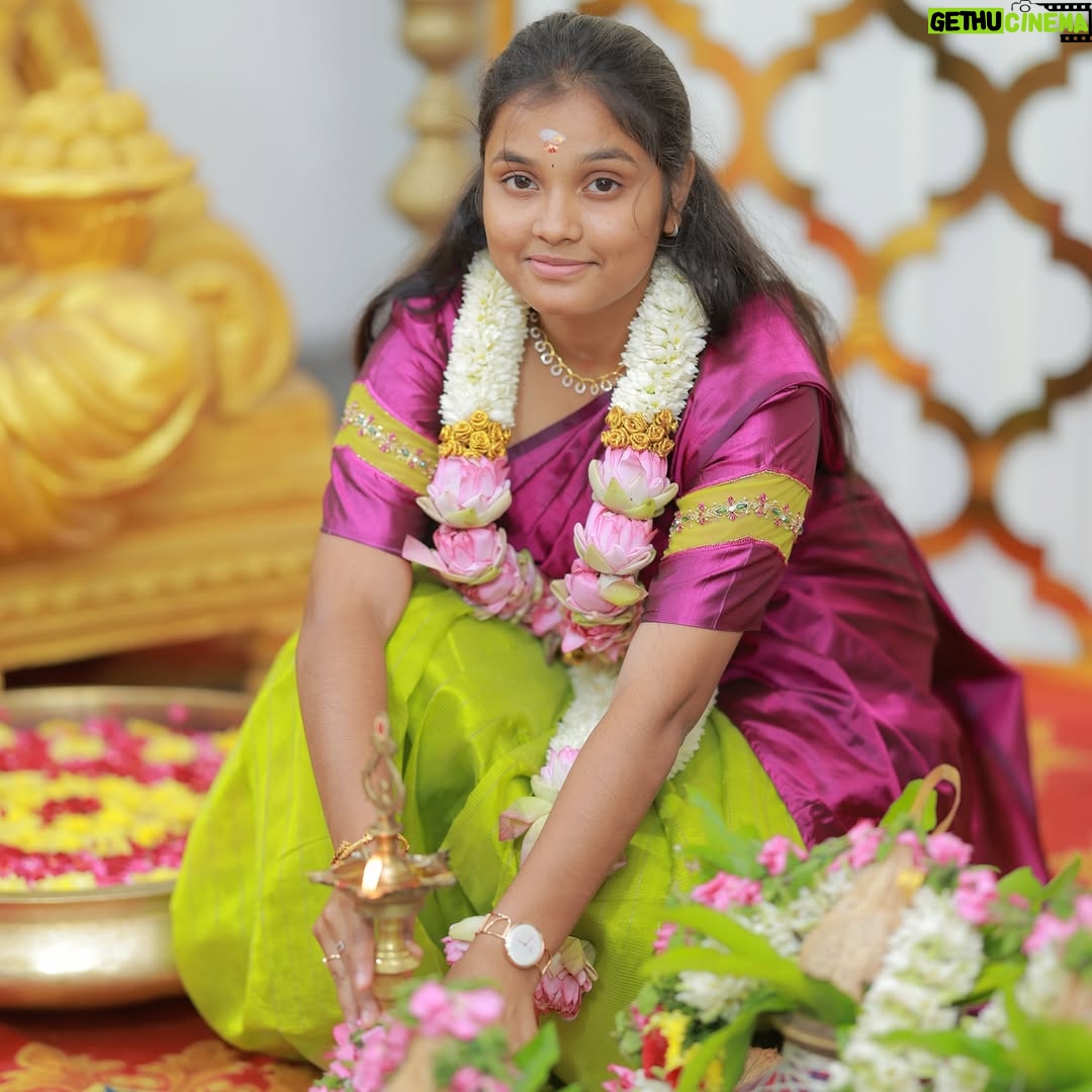 Pranika Dhakshu - 76.8K Likes - அம்மாச்சி வீடு - மகிழகம் 🌸🧿

உன் பெயரால் தான் அழைக்கப்படுகிறது 
ஊருக்குள் உன் வீடு 
அப்படியே ஆகட்டும் என் வீடும் ..!!!

அம்மாச்சி வீடு இனிது , ஏனெனில்
வந்த கதை போன கதை பேசிப் பேசி வாய் 
வலிக்கத் தொடங்கும் முன்னே வயிற்றுப் பசியை
அறிந்து கொள்ள என் அம்மாச்சி வீடு இருக்கிறது
 மகிழகமாய் !!!🌸

சரி , எல்லாருக்கும் காபி தானே !!
என்று சிறப்பான காபி ஒன்றைத்  தர 
என் அம்மாச்சி (வீடு) காத்திருக்கிறாள்  உங்களுக்காக
எங்கள் மகிழகத்தில்… !!! 🌸

மணல் வீடு கட்டி விளையாடுகையில் சொந்த வீடு 
கட்டுதலின் அருமையும் பெருமையும் சொல்லி 
கனவை நனவாக்கிய 
என் அம்மாச்சி இருக்கிறாள் மகிழகத்தில் ..!!! 🌸

எப்போதும் யாரையும் வெறும் கைகளோடு
அனுப்பியே பழக்கமில்லாத அவள் , இம்முறை 
மனம் நிறைந்த அன்போடு காத்திருக்கிறாள் 
என் அம்மாச்சி உங்கள் வரவை எண்ணி மகிழகத்தில் ..!!! 🌸

கதவைத் திறந்து உள்ளே வரும் காற்றைப் போல 
விருந்தினர்களின் வருகை எண்ணி 
வாயிற்படியிலேயே காத்திருக்கின்றனர்
அன்னம் உண்ட காக்கைகளும் , 
அன்னமிட்ட அம்மாச்சியும் ..
நாங்களும்  அவர்களோடு ……..!! 🌸

என் அம்மாச்சியின் தோழமையின்  நிழலில்
இளைப்பாறக் காத்திருக்கிறோம்
மகிழகத்தில் ..!!! 🌸

 - மகிழ்மதி ரத்னாசலம் ✍️

Thank u so much for this beautiful invitation card 
@iniiyavai 🫶🏻🙏🧿

#invitationcard #housewarming