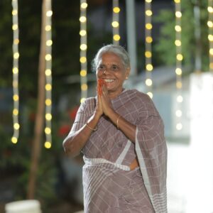 Pranika Dhakshu Instagram - அம்மாச்சி வீடு - மகிழகம் 🌸🧿

உன் பெயரால் தான் அழைக்கப்படுகிறது 
ஊருக்குள் உன் வீடு 
அப்படியே ஆகட்டும் என் வீடும் ..!!!

அம்மாச்சி வீடு இனிது , ஏனெனில்
வந்த கதை போன கதை பேசிப் பேசி வாய் 
வலிக்கத் தொடங்கும் முன்னே வயிற்றுப் பசியை
அறிந்து கொள்ள என் அம்மாச்சி வீடு இருக்கிறது
 மகிழகமாய் !!!🌸

சரி , எல்லாருக்கும் காபி தானே !!
என்று சிறப்பான காபி ஒன்றைத்  தர 
என் அம்மாச்சி (வீடு) காத்திருக்கிறாள்  உங்களுக்காக
எங்கள் மகிழகத்தில்… !!! 🌸

மணல் வீடு கட்டி விளையாடுகையில் சொந்த வீடு 
கட்டுதலின் அருமையும் பெருமையும் சொல்லி 
கனவை நனவாக்கிய 
என் அம்மாச்சி இருக்கிறாள் மகிழகத்தில் ..!!! 🌸

எப்போதும் யாரையும் வெறும் கைகளோடு
அனுப்பியே பழக்கமில்லாத அவள் , இம்முறை 
மனம் நிறைந்த அன்போடு காத்திருக்கிறாள் 
என் அம்மாச்சி உங்கள் வரவை எண்ணி மகிழகத்தில் ..!!! 🌸

கதவைத் திறந்து உள்ளே வரும் காற்றைப் போல 
விருந்தினர்களின் வருகை எண்ணி 
வாயிற்படியிலேயே காத்திருக்கின்றனர்
அன்னம் உண்ட காக்கைகளும் , 
அன்னமிட்ட அம்மாச்சியும் ..
நாங்களும்  அவர்களோடு ……..!! 🌸

என் அம்மாச்சியின் தோழமையின்  நிழலில்
இளைப்பாறக் காத்திருக்கிறோம்
மகிழகத்தில் ..!!! 🌸

 - மகிழ்மதி ரத்னாசலம் ✍️

Thank u so much for this beautiful invitation card 
@iniiyavai 🫶🏻🙏🧿

#invitationcard #housewarming