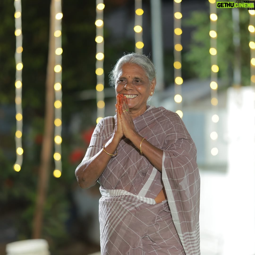 Pranika Dhakshu - 76.8K Likes - அம்மாச்சி வீடு - மகிழகம் 🌸🧿

உன் பெயரால் தான் அழைக்கப்படுகிறது 
ஊருக்குள் உன் வீடு 
அப்படியே ஆகட்டும் என் வீடும் ..!!!

அம்மாச்சி வீடு இனிது , ஏனெனில்
வந்த கதை போன கதை பேசிப் பேசி வாய் 
வலிக்கத் தொடங்கும் முன்னே வயிற்றுப் பசியை
அறிந்து கொள்ள என் அம்மாச்சி வீடு இருக்கிறது
 மகிழகமாய் !!!🌸

சரி , எல்லாருக்கும் காபி தானே !!
என்று சிறப்பான காபி ஒன்றைத்  தர 
என் அம்மாச்சி (வீடு) காத்திருக்கிறாள்  உங்களுக்காக
எங்கள் மகிழகத்தில்… !!! 🌸

மணல் வீடு கட்டி விளையாடுகையில் சொந்த வீடு 
கட்டுதலின் அருமையும் பெருமையும் சொல்லி 
கனவை நனவாக்கிய 
என் அம்மாச்சி இருக்கிறாள் மகிழகத்தில் ..!!! 🌸

எப்போதும் யாரையும் வெறும் கைகளோடு
அனுப்பியே பழக்கமில்லாத அவள் , இம்முறை 
மனம் நிறைந்த அன்போடு காத்திருக்கிறாள் 
என் அம்மாச்சி உங்கள் வரவை எண்ணி மகிழகத்தில் ..!!! 🌸

கதவைத் திறந்து உள்ளே வரும் காற்றைப் போல 
விருந்தினர்களின் வருகை எண்ணி 
வாயிற்படியிலேயே காத்திருக்கின்றனர்
அன்னம் உண்ட காக்கைகளும் , 
அன்னமிட்ட அம்மாச்சியும் ..
நாங்களும்  அவர்களோடு ……..!! 🌸

என் அம்மாச்சியின் தோழமையின்  நிழலில்
இளைப்பாறக் காத்திருக்கிறோம்
மகிழகத்தில் ..!!! 🌸

 - மகிழ்மதி ரத்னாசலம் ✍️

Thank u so much for this beautiful invitation card 
@iniiyavai 🫶🏻🙏🧿

#invitationcard #housewarming