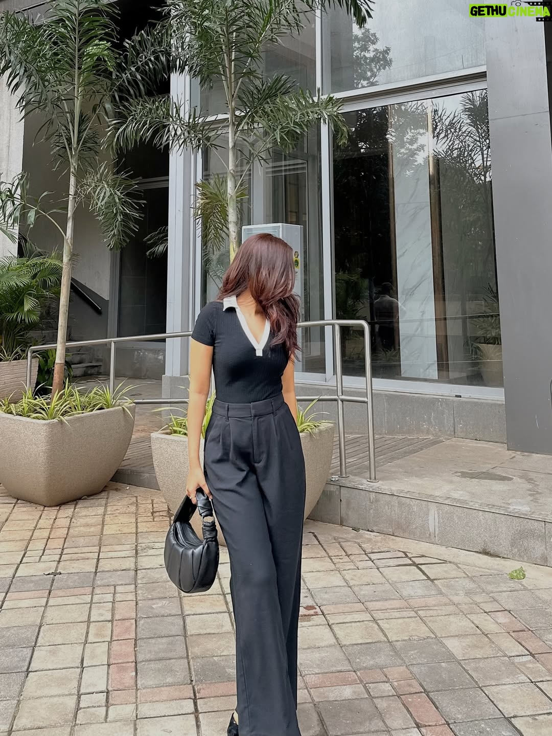 Pranjali Sing - 11.5K Likes - out & about 

fit details 

Top @hm 
Pants @hollister 
Bag @tumitravel 
Heels @zara 
.
.
.
.
.
.
.
#singhpranjali #pinterest #pinterestaesthetic #pinterestinspired #fyp #foryou #explorepage #black