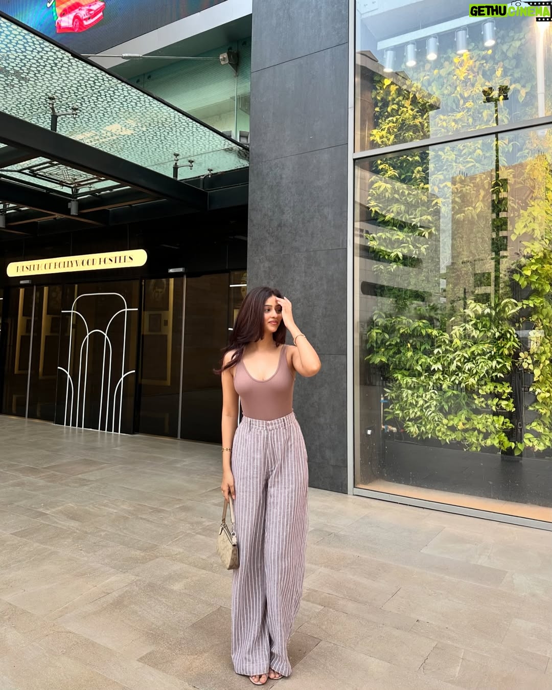 Pranjali Sing - 38.8K Likes - literally on the glow

Top @zara 
Pants @nefsfinds 
.
.
.
.
.
.
#singhpranjali #pinterest #pinterestinspired #pinterestaesthetic #foryou #fyp #fitcheck