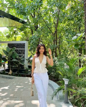 Pranjali Sing Instagram - when life starts to feel like a song🎵🧚‍♀️

Too and pants @zara 
Bag @coach 
.
.
.
.
.
.
.
.
.
#singhpranjali #foryou #pinterest #pinterestaesthetic #pinterestinspired #fyp #explorepage