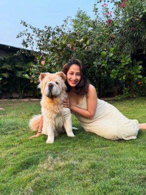 Prarthana Behere Instagram - ए वेडे 
प्रिया , पियू , परी , प्री , 
ती माझ्यासाठी फक्त एक सहकलाकार नव्हती, ती माझ्या अतिशय जिव्हाळ्याच्याची मैत्रीण होती. माझी वेडे ... ❤️
आम्ही एकत्र घर शेअर केलं होतं. कितीतरी वेळा आम्ही तासन्‌तास बोलत बसायचो… 

मॅगी, भुर्जी, कॉफी… हे सगळं आमचं छोटंसं जग होतं.
खूप साऱ्या गप्पा, काहीसं वेडं हसणं, रात्री उशिरा पर्यंत जागणं – त्या क्षणांना काही तोड नाही.

ती माझी इंडस्ट्रीतील पहिली मैत्रीण होती – आणि खरी सख्खी मैत्रीण.
तिच्यामुळेच हे नवीन जग मला आपलंसं वाटलं. तिच्यासोबतच मी स्वतःला शोधलं, हसावं, रडावं आणि मोकळं व्हावं असं वाटलं.

अभिनयाच्या सुरुवातीच्या दिवसांत जेव्हा सर्व काही नवीन, अनोळखी वाटायचं, तेव्हा तिचं हसतं मुख चेहरा , तिचं प्रेमळ बळ माझ्यासोबत होतं. तिच्यासोबत मी पहिला सीन केला, पहिल्यांदा camera शेअर केला ,

ती इतकी हसमुख , प्रामाणिक, भावनाशील आणि जिव्हाळ्याने भरलेली व्यक्ती होती की तिच्यासोबत क्षणभरही घालवला, तरी तो कायमचा लक्षात राहिला.

कॅन्सरशी लढा देत असताना, एक वेळ अशी आली होती की तिची तब्येत थोडीशी सुधारली. तेव्हा ती माझ्या अलिबागच्या घरी आली होती.
मी, ती आणि शाल्मली — आम्ही तिघींनी एकत्र इतका सुंदर वेळ घालवला की तो क्षण कायमचा मनात कोरला गेला आहे.
ती खूप आनंदी होती…

तेव्हा तिने मला एका शांत स्वरात म्हटलं,
“तुझं घर, तुझं वातावरण, तुझे हे कुत्रे… हे सगळं मला बरे करतंय. मला इथे येऊन बरं वाटतंय… जणू काही हे ठिकाणच मला heal करतंय.”

कॅन्सरने तिचं शरीर झिजवलं, पण तिचं मन, तिचा आत्मा, तिचं खंबीरपणं – ते कोणतंही आजार हरवू शकला नाही. शेवटच्या क्षणापर्यंत तिने जगायला आणि हसवायला शिकवलं.

ती गेली, पण तिच्या आठवणी, तिचं हास्य, तिचं अभिनयातलं तेज — सगळं अजूनही माझ्यासोबत आहे.
माझ्या आयुष्याचा एक भाग तिच्यासोबतच गेला, आणि तो भाग मी जपून ठेवणार आहे — कायमचा.

#wedeiloveyouforever #imissyouwede
