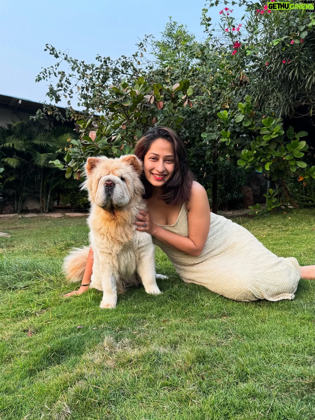 Prarthana Behere - 367.5K Likes - ए वेडे 
प्रिया , पियू , परी , प्री , 
ती माझ्यासाठी फक्त एक सहकलाकार नव्हती, ती माझ्या अतिशय जिव्हाळ्याच्याची मैत्रीण होती. माझी वेडे ... ❤️
आम्ही एकत्र घर शेअर केलं होतं. कितीतरी वेळा आम्ही तासन्‌तास बोलत बसायचो… 

मॅगी, भुर्जी, कॉफी… हे सगळं आमचं छोटंसं जग होतं.
खूप साऱ्या गप्पा, काहीसं वेडं हसणं, रात्री उशिरा पर्यंत जागणं – त्या क्षणांना काही तोड नाही.

ती माझी इंडस्ट्रीतील पहिली मैत्रीण होती – आणि खरी सख्खी मैत्रीण.
तिच्यामुळेच हे नवीन जग मला आपलंसं वाटलं. तिच्यासोबतच मी स्वतःला शोधलं, हसावं, रडावं आणि मोकळं व्हावं असं वाटलं.

अभिनयाच्या सुरुवातीच्या दिवसांत जेव्हा सर्व काही नवीन, अनोळखी वाटायचं, तेव्हा तिचं हसतं मुख चेहरा , तिचं प्रेमळ बळ माझ्यासोबत होतं. तिच्यासोबत मी पहिला सीन केला, पहिल्यांदा camera शेअर केला ,

ती इतकी हसमुख , प्रामाणिक, भावनाशील आणि जिव्हाळ्याने भरलेली व्यक्ती होती की तिच्यासोबत क्षणभरही घालवला, तरी तो कायमचा लक्षात राहिला.

कॅन्सरशी लढा देत असताना, एक वेळ अशी आली होती की तिची तब्येत थोडीशी सुधारली. तेव्हा ती माझ्या अलिबागच्या घरी आली होती.
मी, ती आणि शाल्मली — आम्ही तिघींनी एकत्र इतका सुंदर वेळ घालवला की तो क्षण कायमचा मनात कोरला गेला आहे.
ती खूप आनंदी होती…

तेव्हा तिने मला एका शांत स्वरात म्हटलं,
“तुझं घर, तुझं वातावरण, तुझे हे कुत्रे… हे सगळं मला बरे करतंय. मला इथे येऊन बरं वाटतंय… जणू काही हे ठिकाणच मला heal करतंय.”

कॅन्सरने तिचं शरीर झिजवलं, पण तिचं मन, तिचा आत्मा, तिचं खंबीरपणं – ते कोणतंही आजार हरवू शकला नाही. शेवटच्या क्षणापर्यंत तिने जगायला आणि हसवायला शिकवलं.

ती गेली, पण तिच्या आठवणी, तिचं हास्य, तिचं अभिनयातलं तेज — सगळं अजूनही माझ्यासोबत आहे.
माझ्या आयुष्याचा एक भाग तिच्यासोबतच गेला, आणि तो भाग मी जपून ठेवणार आहे — कायमचा.

#wedeiloveyouforever #imissyouwede