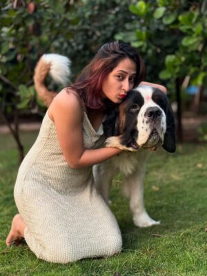 Prarthana Behere Instagram - ए वेडे 
प्रिया , पियू , परी , प्री , 
ती माझ्यासाठी फक्त एक सहकलाकार नव्हती, ती माझ्या अतिशय जिव्हाळ्याच्याची मैत्रीण होती. माझी वेडे ... ❤️
आम्ही एकत्र घर शेअर केलं होतं. कितीतरी वेळा आम्ही तासन्‌तास बोलत बसायचो… 

मॅगी, भुर्जी, कॉफी… हे सगळं आमचं छोटंसं जग होतं.
खूप साऱ्या गप्पा, काहीसं वेडं हसणं, रात्री उशिरा पर्यंत जागणं – त्या क्षणांना काही तोड नाही.

ती माझी इंडस्ट्रीतील पहिली मैत्रीण होती – आणि खरी सख्खी मैत्रीण.
तिच्यामुळेच हे नवीन जग मला आपलंसं वाटलं. तिच्यासोबतच मी स्वतःला शोधलं, हसावं, रडावं आणि मोकळं व्हावं असं वाटलं.

अभिनयाच्या सुरुवातीच्या दिवसांत जेव्हा सर्व काही नवीन, अनोळखी वाटायचं, तेव्हा तिचं हसतं मुख चेहरा , तिचं प्रेमळ बळ माझ्यासोबत होतं. तिच्यासोबत मी पहिला सीन केला, पहिल्यांदा camera शेअर केला ,

ती इतकी हसमुख , प्रामाणिक, भावनाशील आणि जिव्हाळ्याने भरलेली व्यक्ती होती की तिच्यासोबत क्षणभरही घालवला, तरी तो कायमचा लक्षात राहिला.

कॅन्सरशी लढा देत असताना, एक वेळ अशी आली होती की तिची तब्येत थोडीशी सुधारली. तेव्हा ती माझ्या अलिबागच्या घरी आली होती.
मी, ती आणि शाल्मली — आम्ही तिघींनी एकत्र इतका सुंदर वेळ घालवला की तो क्षण कायमचा मनात कोरला गेला आहे.
ती खूप आनंदी होती…

तेव्हा तिने मला एका शांत स्वरात म्हटलं,
“तुझं घर, तुझं वातावरण, तुझे हे कुत्रे… हे सगळं मला बरे करतंय. मला इथे येऊन बरं वाटतंय… जणू काही हे ठिकाणच मला heal करतंय.”

कॅन्सरने तिचं शरीर झिजवलं, पण तिचं मन, तिचा आत्मा, तिचं खंबीरपणं – ते कोणतंही आजार हरवू शकला नाही. शेवटच्या क्षणापर्यंत तिने जगायला आणि हसवायला शिकवलं.

ती गेली, पण तिच्या आठवणी, तिचं हास्य, तिचं अभिनयातलं तेज — सगळं अजूनही माझ्यासोबत आहे.
माझ्या आयुष्याचा एक भाग तिच्यासोबतच गेला, आणि तो भाग मी जपून ठेवणार आहे — कायमचा.

#wedeiloveyouforever #imissyouwede
