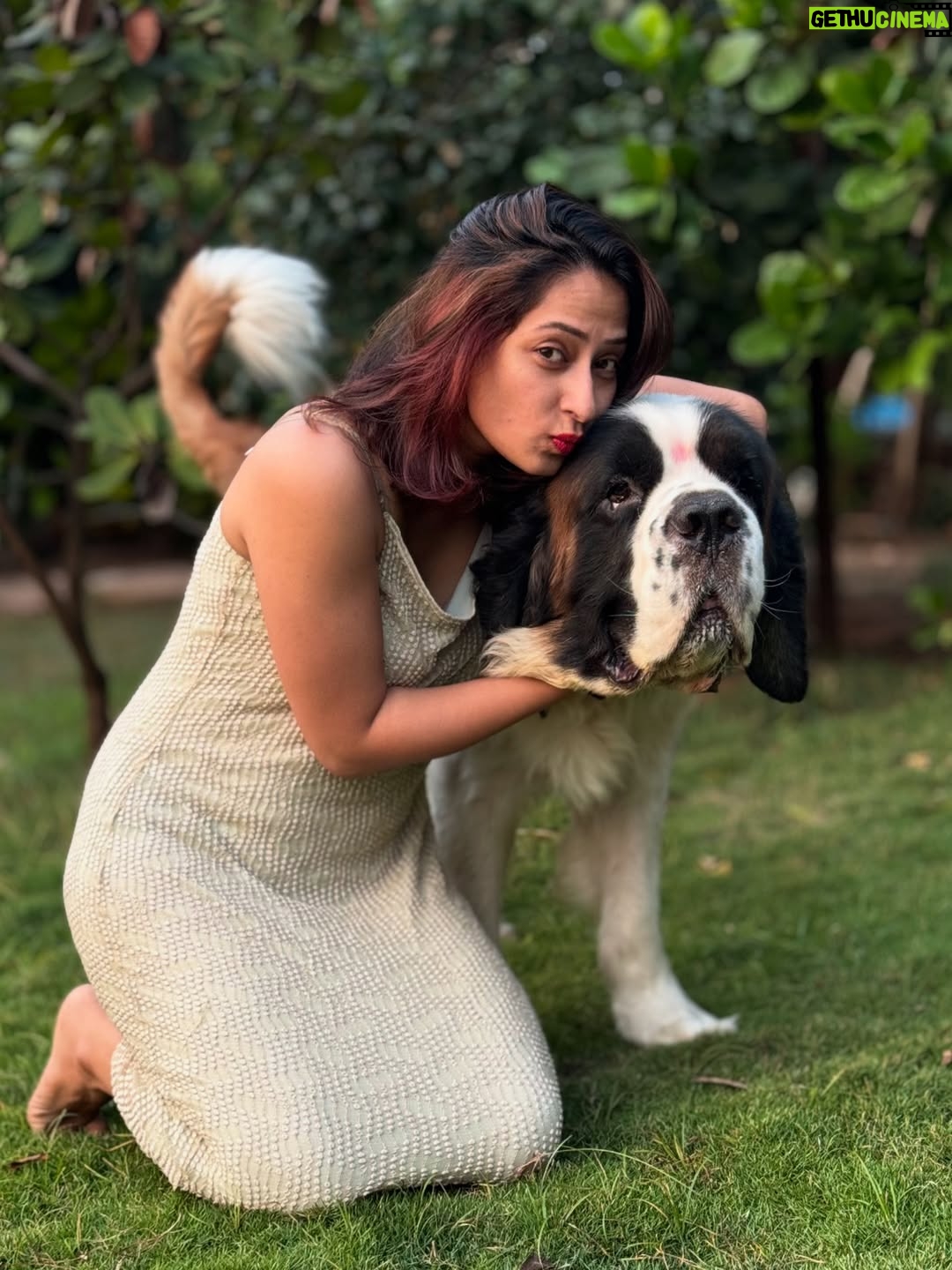 Prarthana Behere - 367.5K Likes - ए वेडे 
प्रिया , पियू , परी , प्री , 
ती माझ्यासाठी फक्त एक सहकलाकार नव्हती, ती माझ्या अतिशय जिव्हाळ्याच्याची मैत्रीण होती. माझी वेडे ... ❤️
आम्ही एकत्र घर शेअर केलं होतं. कितीतरी वेळा आम्ही तासन्‌तास बोलत बसायचो… 

मॅगी, भुर्जी, कॉफी… हे सगळं आमचं छोटंसं जग होतं.
खूप साऱ्या गप्पा, काहीसं वेडं हसणं, रात्री उशिरा पर्यंत जागणं – त्या क्षणांना काही तोड नाही.

ती माझी इंडस्ट्रीतील पहिली मैत्रीण होती – आणि खरी सख्खी मैत्रीण.
तिच्यामुळेच हे नवीन जग मला आपलंसं वाटलं. तिच्यासोबतच मी स्वतःला शोधलं, हसावं, रडावं आणि मोकळं व्हावं असं वाटलं.

अभिनयाच्या सुरुवातीच्या दिवसांत जेव्हा सर्व काही नवीन, अनोळखी वाटायचं, तेव्हा तिचं हसतं मुख चेहरा , तिचं प्रेमळ बळ माझ्यासोबत होतं. तिच्यासोबत मी पहिला सीन केला, पहिल्यांदा camera शेअर केला ,

ती इतकी हसमुख , प्रामाणिक, भावनाशील आणि जिव्हाळ्याने भरलेली व्यक्ती होती की तिच्यासोबत क्षणभरही घालवला, तरी तो कायमचा लक्षात राहिला.

कॅन्सरशी लढा देत असताना, एक वेळ अशी आली होती की तिची तब्येत थोडीशी सुधारली. तेव्हा ती माझ्या अलिबागच्या घरी आली होती.
मी, ती आणि शाल्मली — आम्ही तिघींनी एकत्र इतका सुंदर वेळ घालवला की तो क्षण कायमचा मनात कोरला गेला आहे.
ती खूप आनंदी होती…

तेव्हा तिने मला एका शांत स्वरात म्हटलं,
“तुझं घर, तुझं वातावरण, तुझे हे कुत्रे… हे सगळं मला बरे करतंय. मला इथे येऊन बरं वाटतंय… जणू काही हे ठिकाणच मला heal करतंय.”

कॅन्सरने तिचं शरीर झिजवलं, पण तिचं मन, तिचा आत्मा, तिचं खंबीरपणं – ते कोणतंही आजार हरवू शकला नाही. शेवटच्या क्षणापर्यंत तिने जगायला आणि हसवायला शिकवलं.

ती गेली, पण तिच्या आठवणी, तिचं हास्य, तिचं अभिनयातलं तेज — सगळं अजूनही माझ्यासोबत आहे.
माझ्या आयुष्याचा एक भाग तिच्यासोबतच गेला, आणि तो भाग मी जपून ठेवणार आहे — कायमचा.

#wedeiloveyouforever #imissyouwede