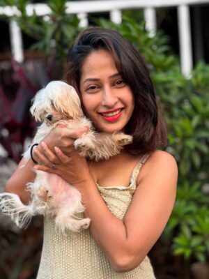 Prarthana Behere Instagram - ए वेडे 
प्रिया , पियू , परी , प्री , 
ती माझ्यासाठी फक्त एक सहकलाकार नव्हती, ती माझ्या अतिशय जिव्हाळ्याच्याची मैत्रीण होती. माझी वेडे ... ❤️
आम्ही एकत्र घर शेअर केलं होतं. कितीतरी वेळा आम्ही तासन्‌तास बोलत बसायचो… 

मॅगी, भुर्जी, कॉफी… हे सगळं आमचं छोटंसं जग होतं.
खूप साऱ्या गप्पा, काहीसं वेडं हसणं, रात्री उशिरा पर्यंत जागणं – त्या क्षणांना काही तोड नाही.

ती माझी इंडस्ट्रीतील पहिली मैत्रीण होती – आणि खरी सख्खी मैत्रीण.
तिच्यामुळेच हे नवीन जग मला आपलंसं वाटलं. तिच्यासोबतच मी स्वतःला शोधलं, हसावं, रडावं आणि मोकळं व्हावं असं वाटलं.

अभिनयाच्या सुरुवातीच्या दिवसांत जेव्हा सर्व काही नवीन, अनोळखी वाटायचं, तेव्हा तिचं हसतं मुख चेहरा , तिचं प्रेमळ बळ माझ्यासोबत होतं. तिच्यासोबत मी पहिला सीन केला, पहिल्यांदा camera शेअर केला ,

ती इतकी हसमुख , प्रामाणिक, भावनाशील आणि जिव्हाळ्याने भरलेली व्यक्ती होती की तिच्यासोबत क्षणभरही घालवला, तरी तो कायमचा लक्षात राहिला.

कॅन्सरशी लढा देत असताना, एक वेळ अशी आली होती की तिची तब्येत थोडीशी सुधारली. तेव्हा ती माझ्या अलिबागच्या घरी आली होती.
मी, ती आणि शाल्मली — आम्ही तिघींनी एकत्र इतका सुंदर वेळ घालवला की तो क्षण कायमचा मनात कोरला गेला आहे.
ती खूप आनंदी होती…

तेव्हा तिने मला एका शांत स्वरात म्हटलं,
“तुझं घर, तुझं वातावरण, तुझे हे कुत्रे… हे सगळं मला बरे करतंय. मला इथे येऊन बरं वाटतंय… जणू काही हे ठिकाणच मला heal करतंय.”

कॅन्सरने तिचं शरीर झिजवलं, पण तिचं मन, तिचा आत्मा, तिचं खंबीरपणं – ते कोणतंही आजार हरवू शकला नाही. शेवटच्या क्षणापर्यंत तिने जगायला आणि हसवायला शिकवलं.

ती गेली, पण तिच्या आठवणी, तिचं हास्य, तिचं अभिनयातलं तेज — सगळं अजूनही माझ्यासोबत आहे.
माझ्या आयुष्याचा एक भाग तिच्यासोबतच गेला, आणि तो भाग मी जपून ठेवणार आहे — कायमचा.

#wedeiloveyouforever #imissyouwede