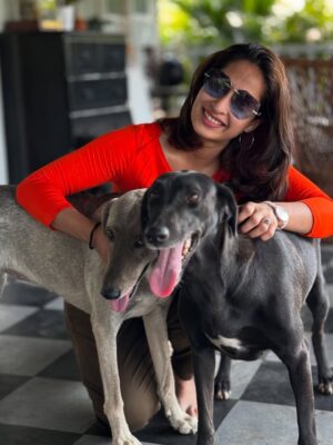 Prarthana Behere Instagram - ए वेडे 
प्रिया , पियू , परी , प्री , 
ती माझ्यासाठी फक्त एक सहकलाकार नव्हती, ती माझ्या अतिशय जिव्हाळ्याच्याची मैत्रीण होती. माझी वेडे ... ❤️
आम्ही एकत्र घर शेअर केलं होतं. कितीतरी वेळा आम्ही तासन्‌तास बोलत बसायचो… 

मॅगी, भुर्जी, कॉफी… हे सगळं आमचं छोटंसं जग होतं.
खूप साऱ्या गप्पा, काहीसं वेडं हसणं, रात्री उशिरा पर्यंत जागणं – त्या क्षणांना काही तोड नाही.

ती माझी इंडस्ट्रीतील पहिली मैत्रीण होती – आणि खरी सख्खी मैत्रीण.
तिच्यामुळेच हे नवीन जग मला आपलंसं वाटलं. तिच्यासोबतच मी स्वतःला शोधलं, हसावं, रडावं आणि मोकळं व्हावं असं वाटलं.

अभिनयाच्या सुरुवातीच्या दिवसांत जेव्हा सर्व काही नवीन, अनोळखी वाटायचं, तेव्हा तिचं हसतं मुख चेहरा , तिचं प्रेमळ बळ माझ्यासोबत होतं. तिच्यासोबत मी पहिला सीन केला, पहिल्यांदा camera शेअर केला ,

ती इतकी हसमुख , प्रामाणिक, भावनाशील आणि जिव्हाळ्याने भरलेली व्यक्ती होती की तिच्यासोबत क्षणभरही घालवला, तरी तो कायमचा लक्षात राहिला.

कॅन्सरशी लढा देत असताना, एक वेळ अशी आली होती की तिची तब्येत थोडीशी सुधारली. तेव्हा ती माझ्या अलिबागच्या घरी आली होती.
मी, ती आणि शाल्मली — आम्ही तिघींनी एकत्र इतका सुंदर वेळ घालवला की तो क्षण कायमचा मनात कोरला गेला आहे.
ती खूप आनंदी होती…

तेव्हा तिने मला एका शांत स्वरात म्हटलं,
“तुझं घर, तुझं वातावरण, तुझे हे कुत्रे… हे सगळं मला बरे करतंय. मला इथे येऊन बरं वाटतंय… जणू काही हे ठिकाणच मला heal करतंय.”

कॅन्सरने तिचं शरीर झिजवलं, पण तिचं मन, तिचा आत्मा, तिचं खंबीरपणं – ते कोणतंही आजार हरवू शकला नाही. शेवटच्या क्षणापर्यंत तिने जगायला आणि हसवायला शिकवलं.

ती गेली, पण तिच्या आठवणी, तिचं हास्य, तिचं अभिनयातलं तेज — सगळं अजूनही माझ्यासोबत आहे.
माझ्या आयुष्याचा एक भाग तिच्यासोबतच गेला, आणि तो भाग मी जपून ठेवणार आहे — कायमचा.

#wedeiloveyouforever #imissyouwede