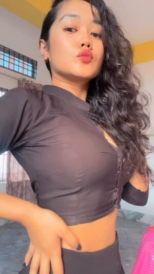 Prarthana Sonowal Instagram - Trending song “koi yahan nache nache
“Sung by @iamranihazarika