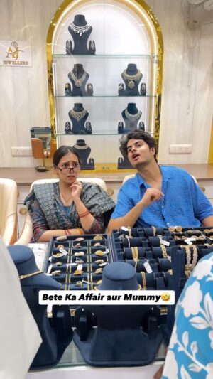 Prattishtha Sharma Instagram - Just Mummy Things😂 | Comment mein Fav Dialogue Batao👇🏻
.
.
#mummy #comedy #affair #viralreels #trendingnow