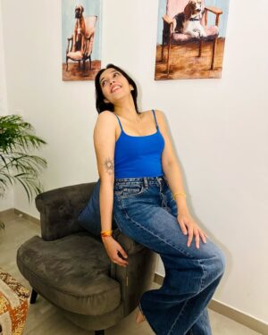 Prattishtha Sharma Instagram - I am the " Song " that you ignored and Later found out it was Fire 🔥🧨 
.
Also , tell us what do you watch more ? 📲
.
.
#portraits #instaphoto #pratishthasharma #posesforpictures #girlsgirlsgirls #actor