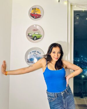 Prattishtha Sharma Instagram - I am the " Song " that you ignored and Later found out it was Fire 🔥🧨 
.
Also , tell us what do you watch more ? 📲
.
.
#portraits #instaphoto #pratishthasharma #posesforpictures #girlsgirlsgirls #actor