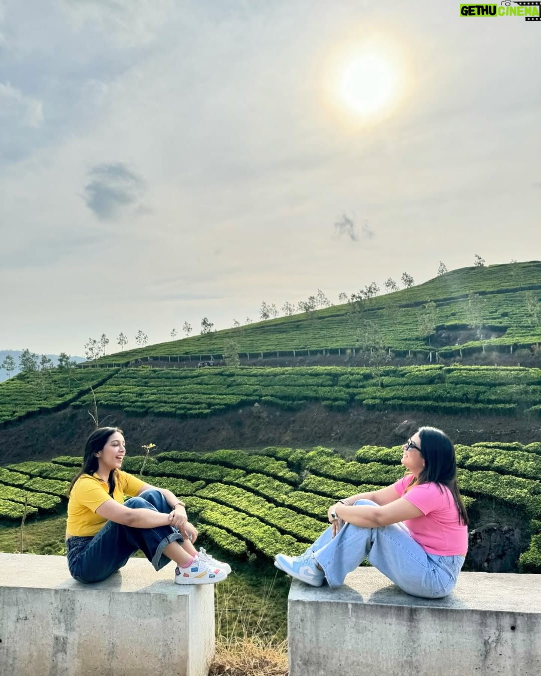 Prattishtha Sharma - 10.3K Likes - Life Lately ....🌻
.
Last clip : I want someone to look at me like that 🫠