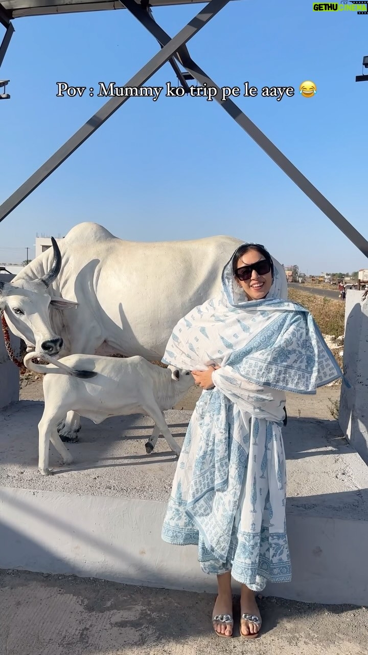 Prattishtha Sharma - 282.4K Likes - Maa jaisa koi nahi 😂🫠
.
.
#maalove♥️ #roadtrip #indianmom #relatabletextpost #desimemes😂 #desimoms #relatablememe