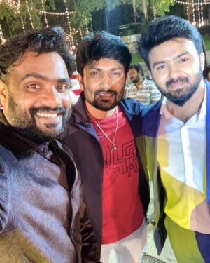 Praveen Devasagayam Instagram - Bunch of Favourites!! 

Swipe Right ➡️

#Bunnyboybirthday #Vijaytv #Squad #Team #collegues #Vijaystars #birthdaycelebration #Chennai #workmode #seasonsgreetings #Lights #Love 
@vijaytelevision 

@praveen.bennett @saipramoditha thank you so much for the Lovely Evening anna and anni!
