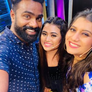 Praveen Devasagayam Instagram - All About @start.music.season_2  one of the finest sets @vijaytelevision Great Energy and Presented by powerhouse @priyankapdeshpande and #special thanks to @orangeheadsproduction and Team @dstudioproductions and of course the participants you crazy people @farina_azad_official @srisha04 @tamil_rithika @kanmani_manoharan @yogisekar @vj_andrewsmaappu @me_jackline @erode_mahesh @janani_ashokkumar @priyankapdeshpande @davidsraja @djgowthamofficial @orangeheadsproduction  @dstudioproductions  @djblackchennai and #Myself 

#Startmusic #League #Kaalakeyakootam #Villains #Gameshow #Vijaytv #Disney