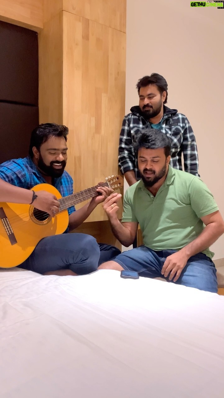 Praveen Devasagayam - 11.2K Likes - ❤️ Vellai Puraaa Ondruuu With This Talented @praveendevasagayam 👏🏻👌👍🏻 ❤️ EarPhone Iruntha Much Better ❤️