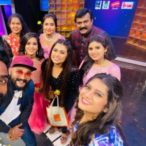 Praveen Devasagayam Instagram - All About @start.music.season_2  one of the finest sets @vijaytelevision Great Energy and Presented by powerhouse @priyankapdeshpande and #special thanks to @orangeheadsproduction and Team @dstudioproductions and of course the participants you crazy people @farina_azad_official @srisha04 @tamil_rithika @kanmani_manoharan @yogisekar @vj_andrewsmaappu @me_jackline @erode_mahesh @janani_ashokkumar @priyankapdeshpande @davidsraja @djgowthamofficial @orangeheadsproduction  @dstudioproductions  @djblackchennai and #Myself 

#Startmusic #League #Kaalakeyakootam #Villains #Gameshow #Vijaytv #Disney