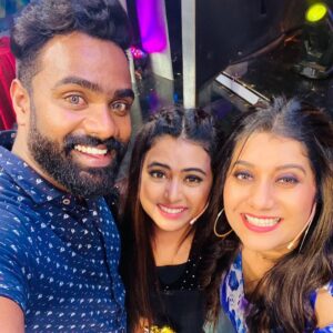Praveen Devasagayam Instagram - All About @start.music.season_2  one of the finest sets @vijaytelevision Great Energy and Presented by powerhouse @priyankapdeshpande and #special thanks to @orangeheadsproduction and Team @dstudioproductions and of course the participants you crazy people @farina_azad_official @srisha04 @tamil_rithika @kanmani_manoharan @yogisekar @vj_andrewsmaappu @me_jackline @erode_mahesh @janani_ashokkumar @priyankapdeshpande @davidsraja @djgowthamofficial @orangeheadsproduction  @dstudioproductions  @djblackchennai and #Myself 

#Startmusic #League #Kaalakeyakootam #Villains #Gameshow #Vijaytv #Disney