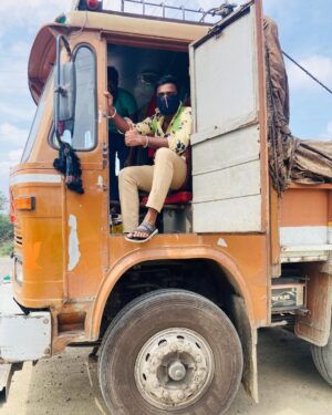 Praveen Devasagayam Instagram - Po  po po poooo Engeyachum Po!! 

#Onthemove #Studying #Stillseeking #Drive #New #Land #Man #Search #Signs #Pattern #Deeper #Meaning to #Life #Lorry #Ride #trucks #navigate #allpraises #Highway #Vaanampogalam