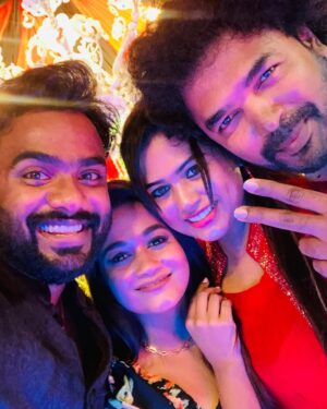 Praveen Devasagayam Instagram - Bunch of Favourites!! 

Swipe Right ➡️

#Bunnyboybirthday #Vijaytv #Squad #Team #collegues #Vijaystars #birthdaycelebration #Chennai #workmode #seasonsgreetings #Lights #Love 
@vijaytelevision 

@praveen.bennett @saipramoditha thank you so much for the Lovely Evening anna and anni!