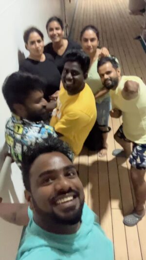 Praveen Devasagayam Instagram - 💙❤️ To the Best Night …:With the Best Crowd…..
#mrandmrschinnathirai #mmc4 #vijaytelevision @vijaytelevision @cordeliacruises #praveenaishu #prd #praveenaishwarya #artistlife #Actor #villain #love #peace