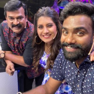 Praveen Devasagayam Instagram - All About @start.music.season_2  one of the finest sets @vijaytelevision Great Energy and Presented by powerhouse @priyankapdeshpande and #special thanks to @orangeheadsproduction and Team @dstudioproductions and of course the participants you crazy people @farina_azad_official @srisha04 @tamil_rithika @kanmani_manoharan @yogisekar @vj_andrewsmaappu @me_jackline @erode_mahesh @janani_ashokkumar @priyankapdeshpande @davidsraja @djgowthamofficial @orangeheadsproduction  @dstudioproductions  @djblackchennai and #Myself 

#Startmusic #League #Kaalakeyakootam #Villains #Gameshow #Vijaytv #Disney