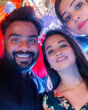 Praveen Devasagayam Instagram - Bunch of Favourites!! 

Swipe Right ➡️

#Bunnyboybirthday #Vijaytv #Squad #Team #collegues #Vijaystars #birthdaycelebration #Chennai #workmode #seasonsgreetings #Lights #Love 
@vijaytelevision 

@praveen.bennett @saipramoditha thank you so much for the Lovely Evening anna and anni!