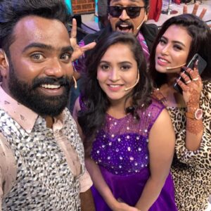 Praveen Devasagayam Instagram - All About @start.music.season_2  one of the finest sets @vijaytelevision Great Energy and Presented by powerhouse @priyankapdeshpande and #special thanks to @orangeheadsproduction and Team @dstudioproductions and of course the participants you crazy people @farina_azad_official @srisha04 @tamil_rithika @kanmani_manoharan @yogisekar @vj_andrewsmaappu @me_jackline @erode_mahesh @janani_ashokkumar @priyankapdeshpande @davidsraja @djgowthamofficial @orangeheadsproduction  @dstudioproductions  @djblackchennai and #Myself 

#Startmusic #League #Kaalakeyakootam #Villains #Gameshow #Vijaytv #Disney