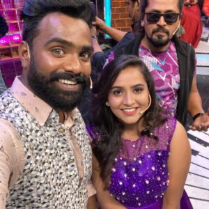 Praveen Devasagayam Instagram - All About @start.music.season_2  one of the finest sets @vijaytelevision Great Energy and Presented by powerhouse @priyankapdeshpande and #special thanks to @orangeheadsproduction and Team @dstudioproductions and of course the participants you crazy people @farina_azad_official @srisha04 @tamil_rithika @kanmani_manoharan @yogisekar @vj_andrewsmaappu @me_jackline @erode_mahesh @janani_ashokkumar @priyankapdeshpande @davidsraja @djgowthamofficial @orangeheadsproduction  @dstudioproductions  @djblackchennai and #Myself 

#Startmusic #League #Kaalakeyakootam #Villains #Gameshow #Vijaytv #Disney