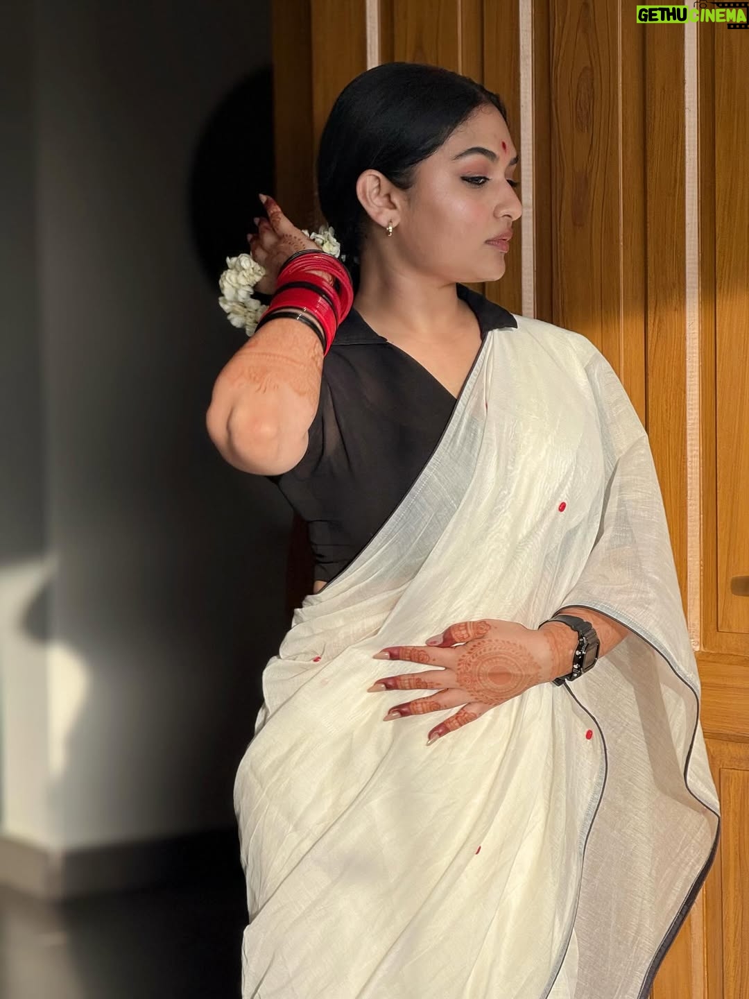 Prayaga Martin - 78.9K Likes - Playing a role for Onam. 

Saree @roohthestore 
MUA @sanas_makeover_and_draping 
Location @sudamastays 
Photo Courtesy 🐒