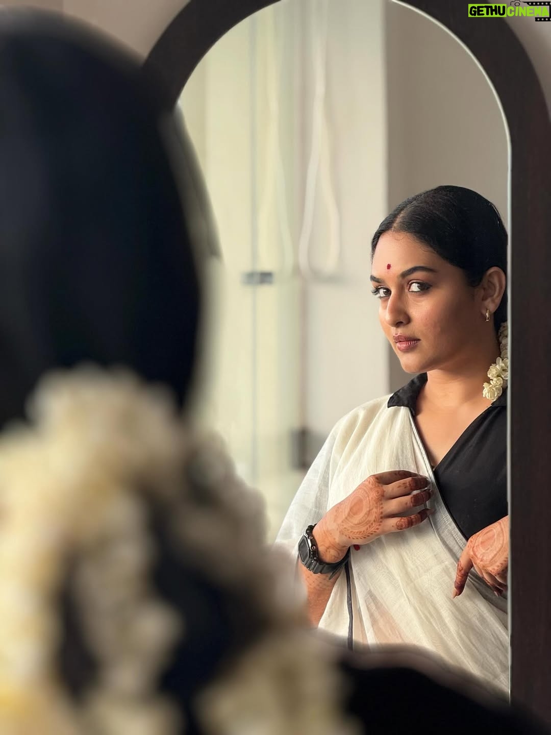 Prayaga Martin - 78.9K Likes - Playing a role for Onam. 

Saree @roohthestore 
MUA @sanas_makeover_and_draping 
Location @sudamastays 
Photo Courtesy 🐒