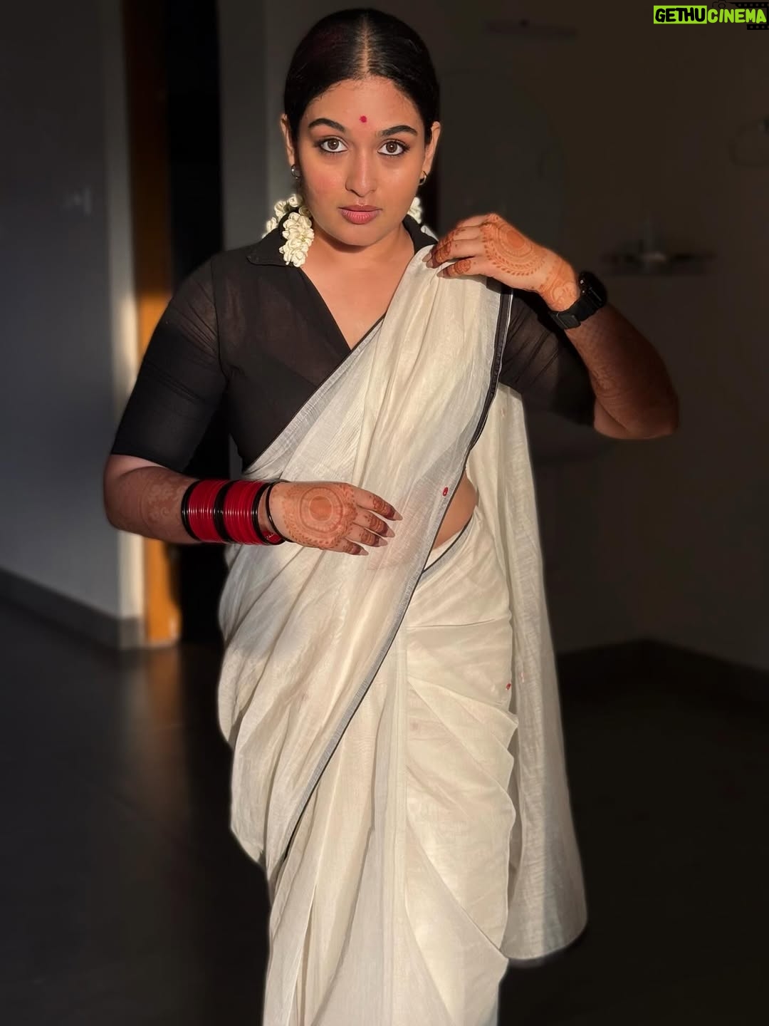 Prayaga Martin - 78.9K Likes - Playing a role for Onam. 

Saree @roohthestore 
MUA @sanas_makeover_and_draping 
Location @sudamastays 
Photo Courtesy 🐒