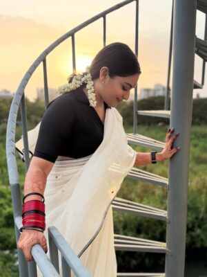 Prayaga Martin Instagram - Playing a role for Onam. 

Saree @roohthestore 
MUA @sanas_makeover_and_draping 
Location @sudamastays 
Photo Courtesy 🐒