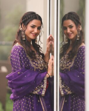 Preet Aujla Instagram - 🌊
Outfit: @saggiphull_by_tulika_heer
Jewelry: @vbhushan.adornments
📸 @daasfilms