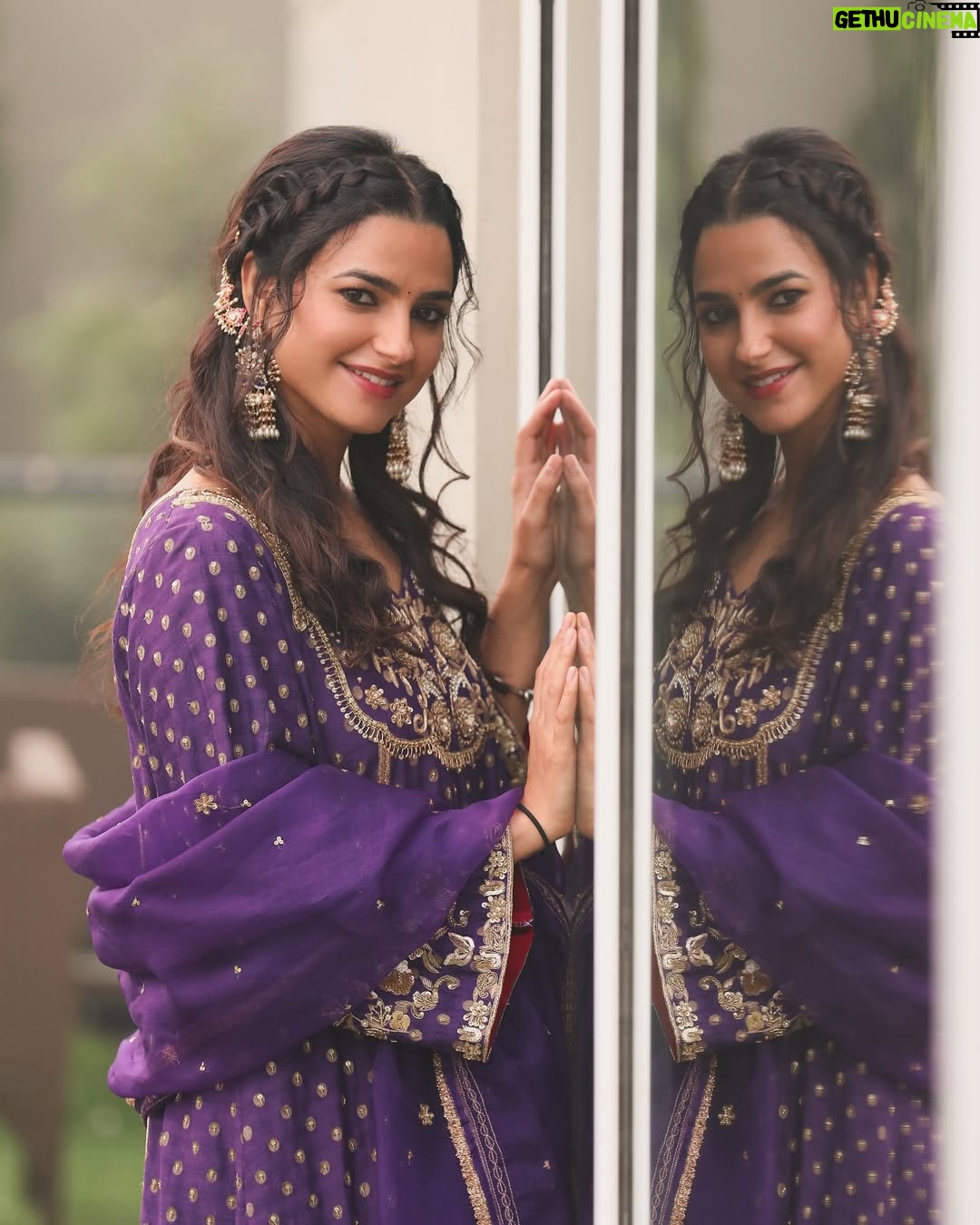 Preet Aujla - 17.9K Likes - 🌊

Outfit: @saggiphull_by_tulika_heer 
Jewelry: @vbhushan.adornments 
📸 @daasfilms