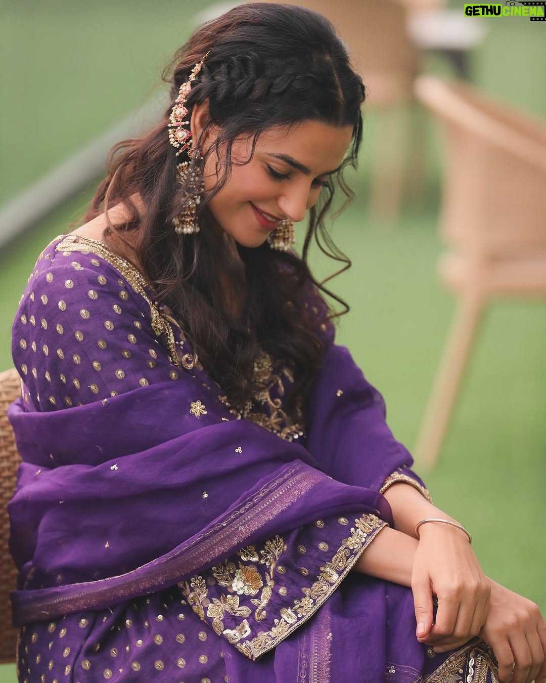 Preet Aujla - 17.9K Likes - 🌊

Outfit: @saggiphull_by_tulika_heer 
Jewelry: @vbhushan.adornments 
📸 @daasfilms