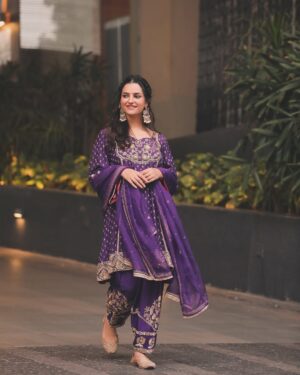 Preet Aujla Instagram - 🌊
Outfit: @saggiphull_by_tulika_heer
Jewelry: @vbhushan.adornments
📸 @daasfilms